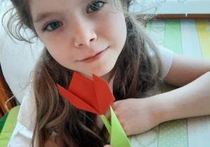 Tulipan origami wykonany przez Wiktorię